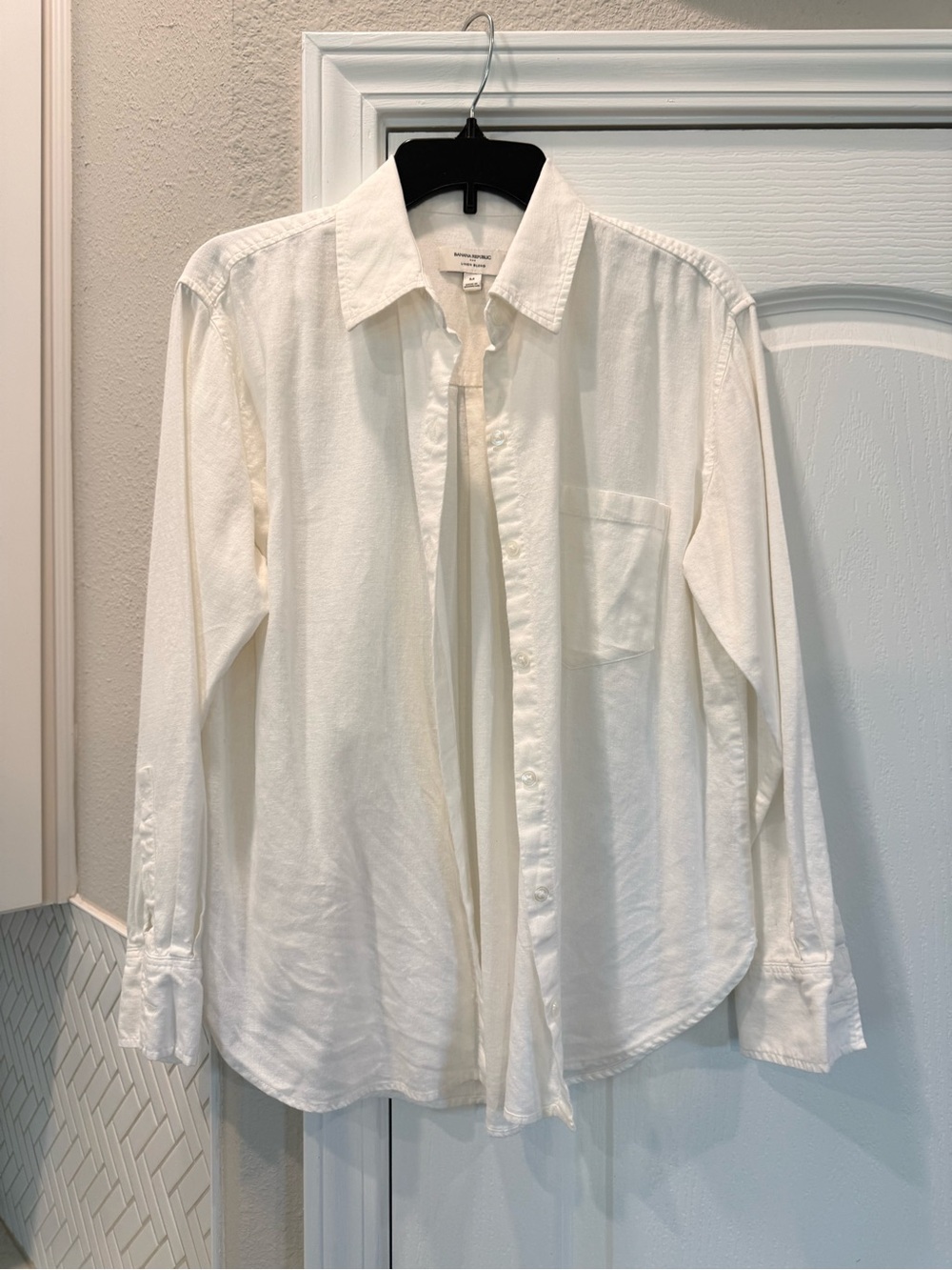 Banana Republic Women’s White Linen Blend Button-Down Shirt